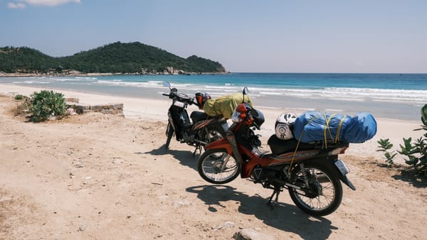 Einsamer Sandstrand während unserer Motorradtour durch Vietnam